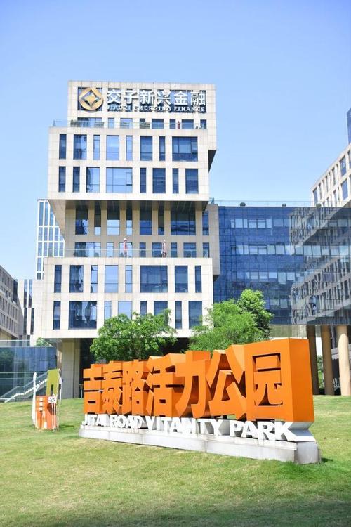 在交子大道两旁设置了公共服务设施,引进了各类健身赛事和社区活动